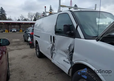 2005 Chevrolet Express z USA, uszkodzony, nr VIN 1GCHG35V551122178